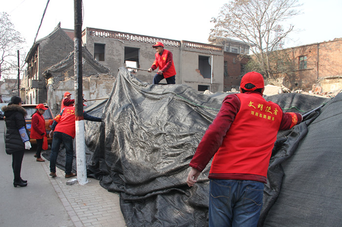 我馆党员志愿者走进社区，帮助社区开展卫生整治活动(图1)