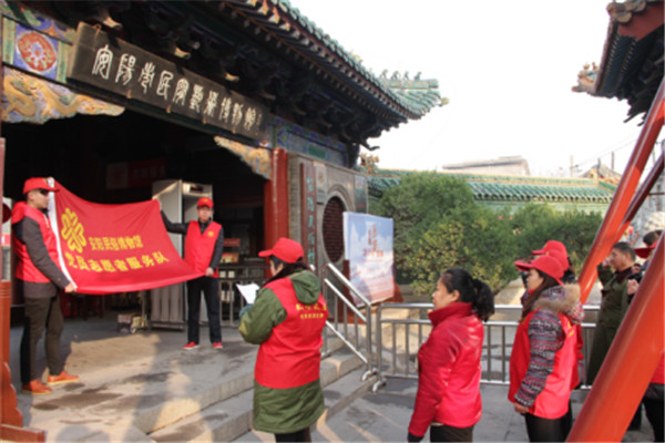 安阳民俗博物馆志愿者走进社区开展“蓝天碧水间·防治靠大家”志愿者服务活动(图1)